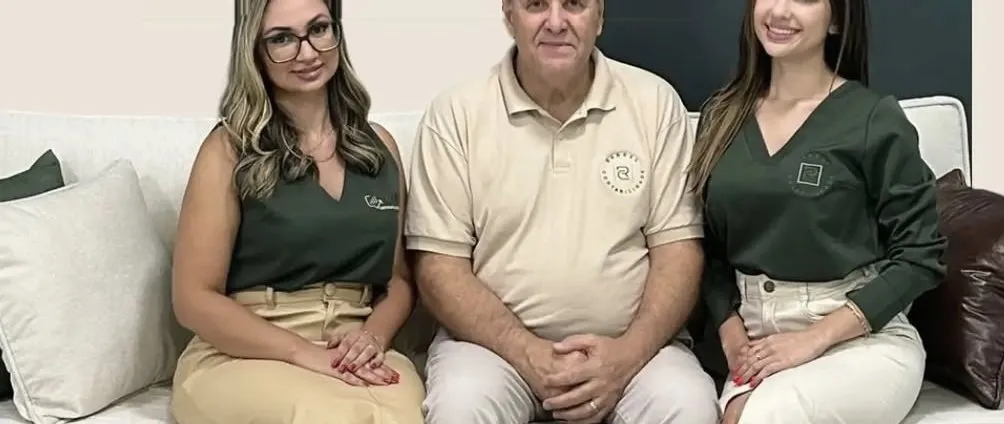 Natália, Marco e Rebeca, da Rangel, no sofá do escritório